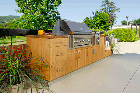 Exterior kitchen and grill with masonry